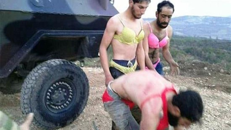 Σοκαριστικές εικόνες – Τούρκοι δέρνουν και ξεφτιλίζουν Σύρους πρόσφυγες – ΦΩΤΟ