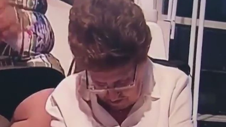 Αποκοιμήθηκε ενώ βρισκόταν στο κοινό ζωντανής εκπομπής – ΒΙΝΤΕΟ