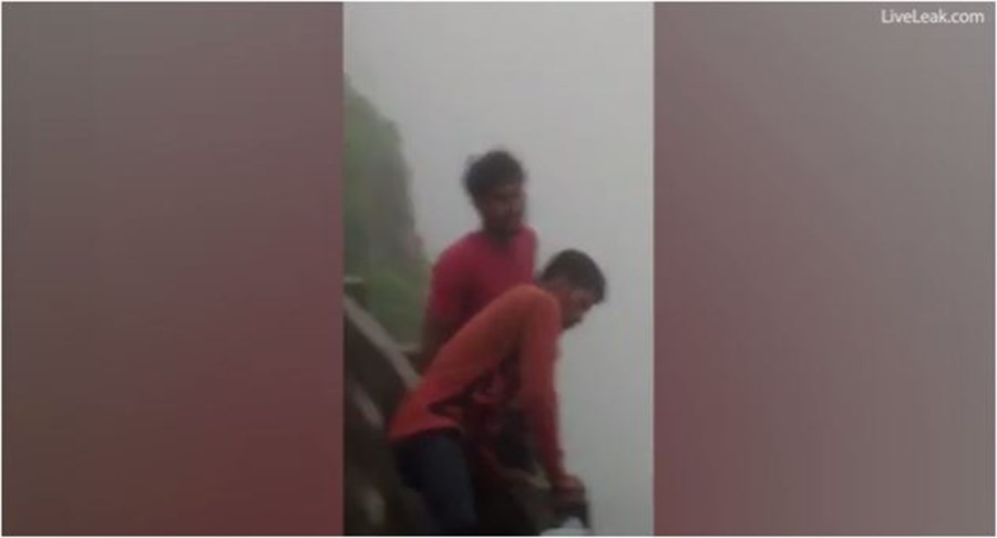 Μεθυσμένοι τουρίστες γλίστρησαν σε καταρράκτη και σκοτώθηκαν – ΒΙΝΤΕΟ