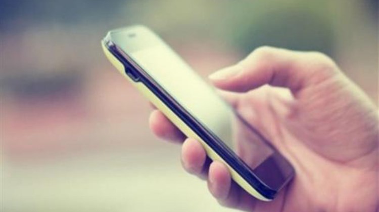 Σε ισχύ η δυνατότητα των μεταναστών, που κατέχουν τρίπτυχο της αίτησης ασύλου να αποκτήσουν κινητό