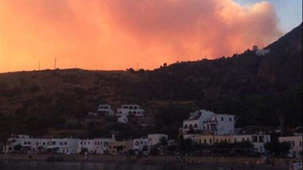 Η μάχη πυροσβεστών και κατοίκων με τις φλόγες στα Κύθηρα – ΦΩΤΟ