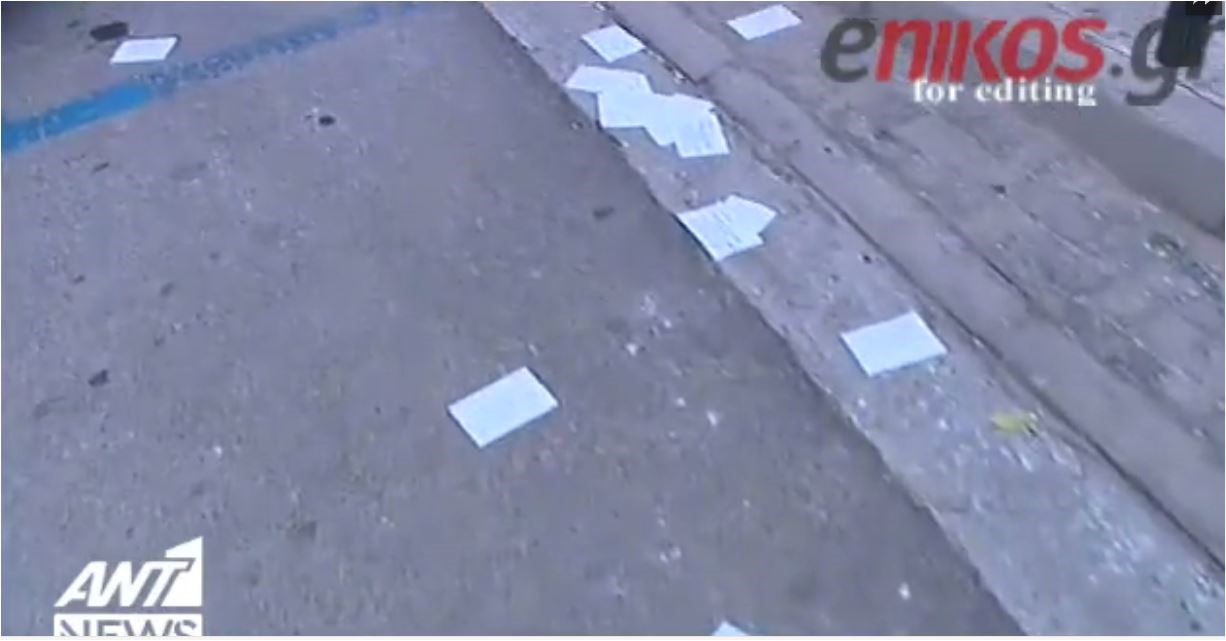 BINTEO ντοκουμέντο – Mέλη του “Ρουβίκωνα” πετούν φέιγ-βολάν έξω από το σπίτι του Μητσοτάκη