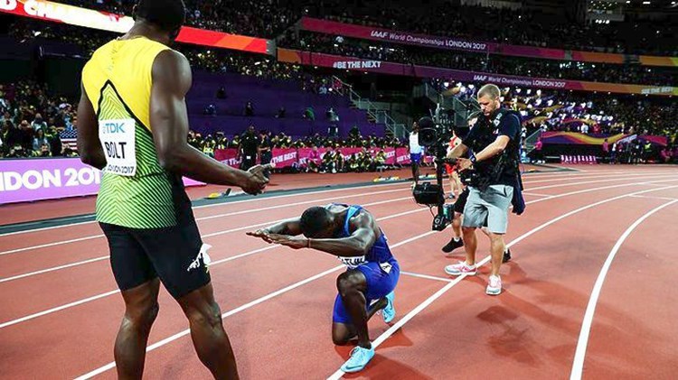 Ο παγκόσμιος πρωταθλητής υποκλίθηκε στον «βασιλιά» των 100 μέτρων Γιουσέιν Μπολτ – ΒΙΝΤΕΟ