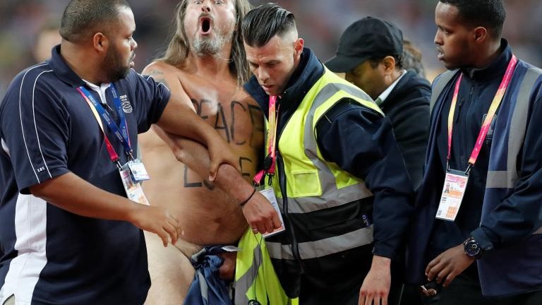 Ο γυμνός εισβολέας που προσπάθησε να κλέψει τη δόξα του Μπολτ – ΒΙΝΤΕΟ