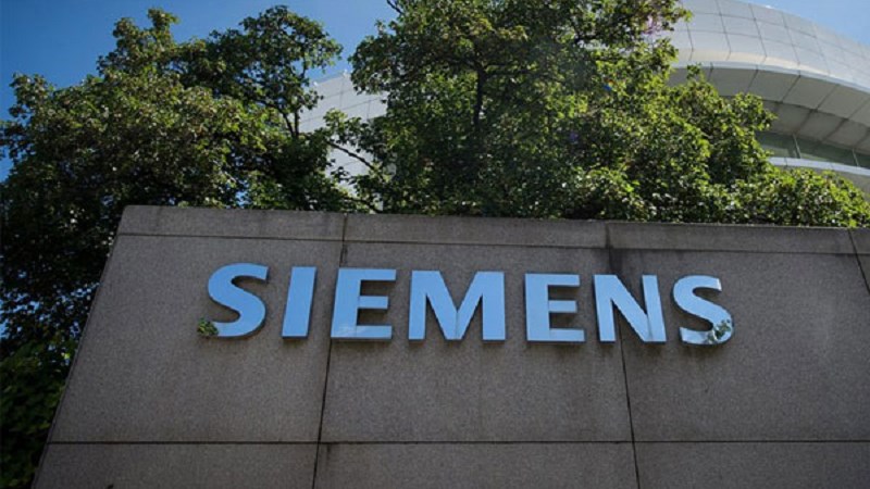 Μέλη του «Ρουβίκωνα» έριξαν μπογιές κατά των γραφείων της SIEMENS