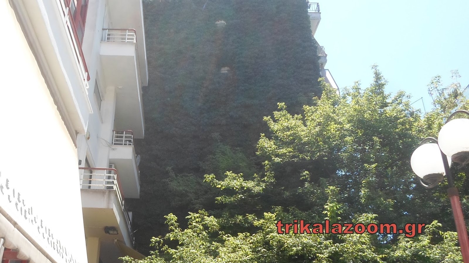 Η πολυκατοικία που “αντιστέκεται” στον καύσωνα – ΦΩΤΟ