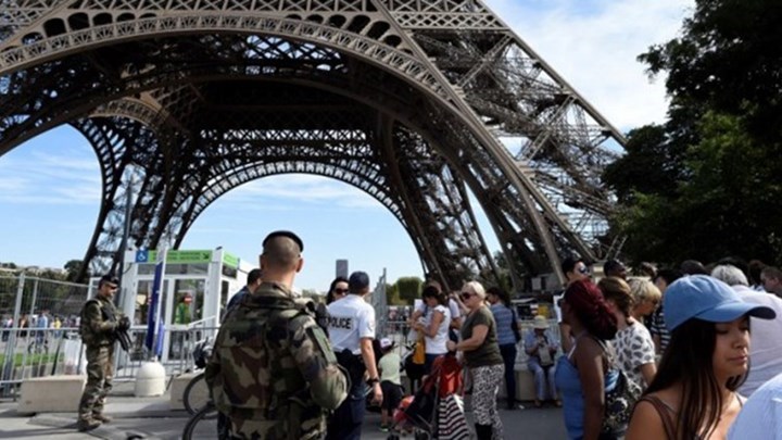 Έρευνα για τρομοκρατία σχετικά με το περιστατικό στον Πύργο του Άιφελ