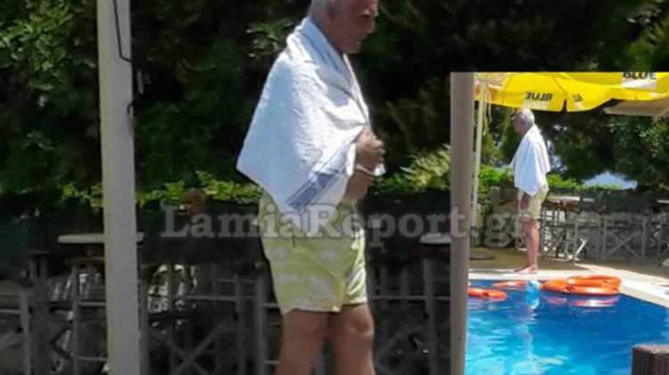 Οι βουτιές του Άκη Τσοχατζόπουλου σε πισίνα στη Φθιώτιδα – ΦΩΤΟ