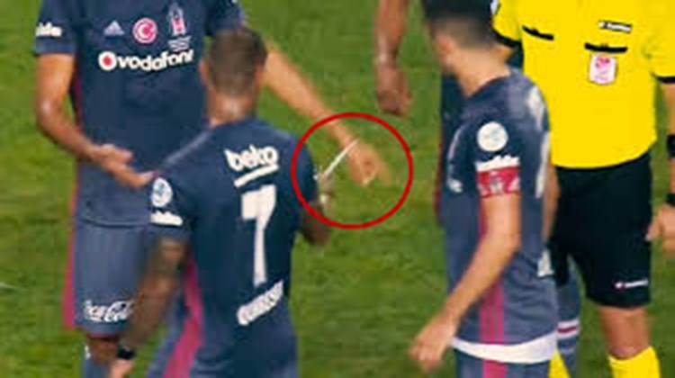 Πέταξαν σουγιά σε ποδοσφαιριστή στον τελικό του σούπερ Καπ Τουρκίας – ΒΙΝΤΕΟ