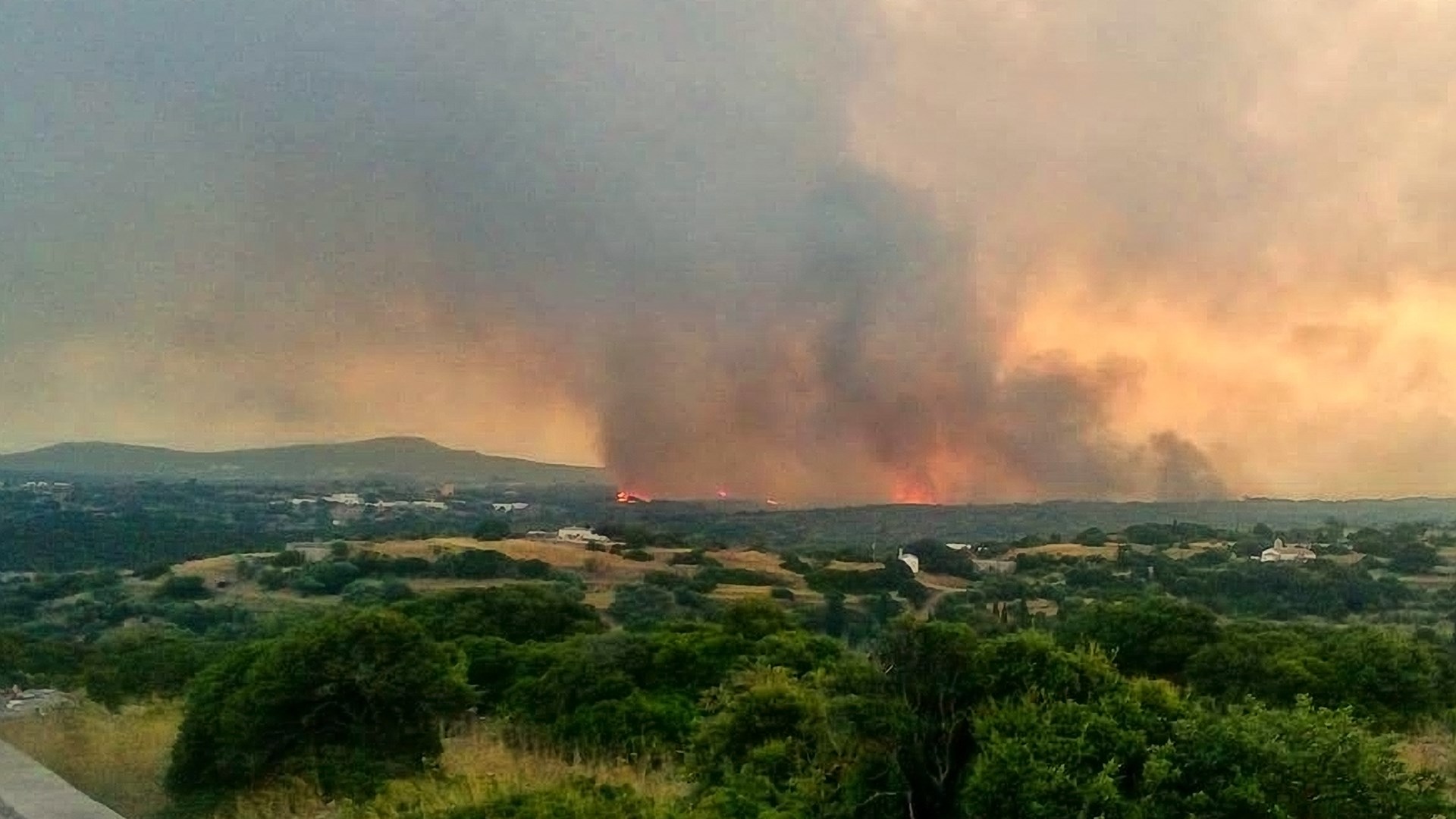 Μόνο στις καμένες εκτάσεις υπάρχουν εστίες στα Κύθηρα – Υπό μερικό έλεγχο η φωτιά στη Θάσο