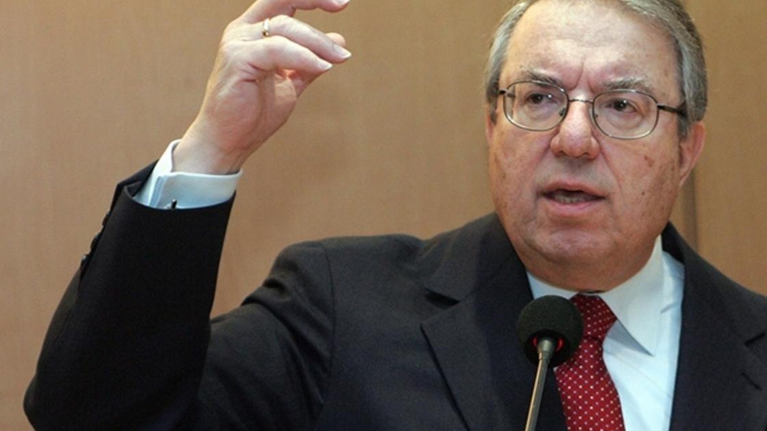 Ο Μπαμπινιώτης για τους σημαιοφόρους με κλήρωση: “Καταστρατηγείται το Αιέν αριστεύειν”