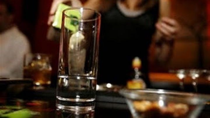 Την πήρε ο ύπνος στο μπαρ και βρέθηκε… στο νοσοκομείο