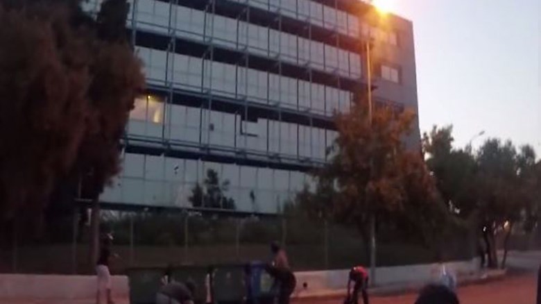 ΒΙΝΤΕΟ ντοκουμέντο – Μέλη του Ρουβίκωνα ρίχνουν μπογιές στα γραφεία της Siemens