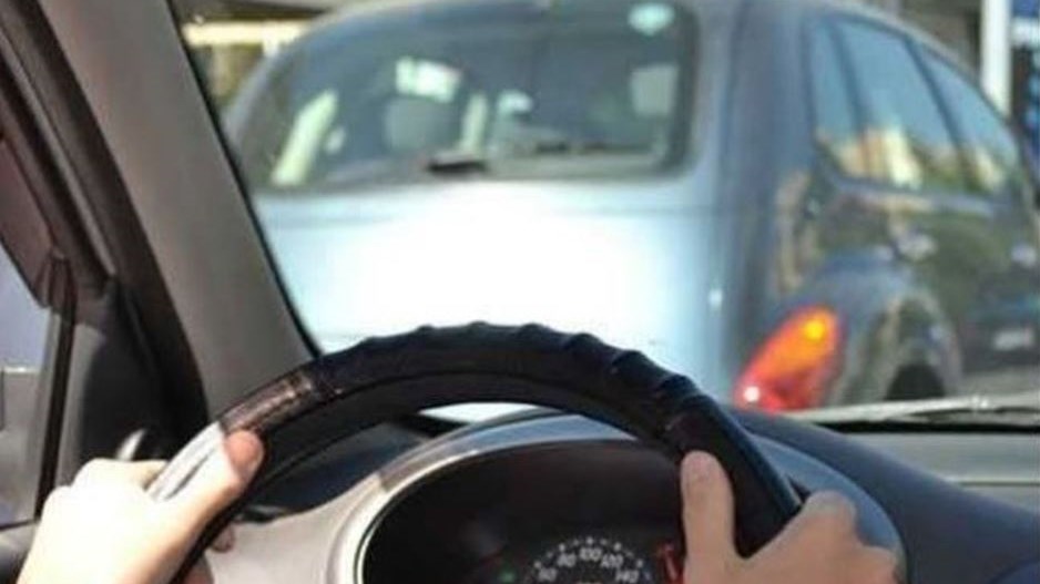 “Συνελήφθη” 7χρονος να οδηγάει το αυτοκίνητο της οικογένειάς του