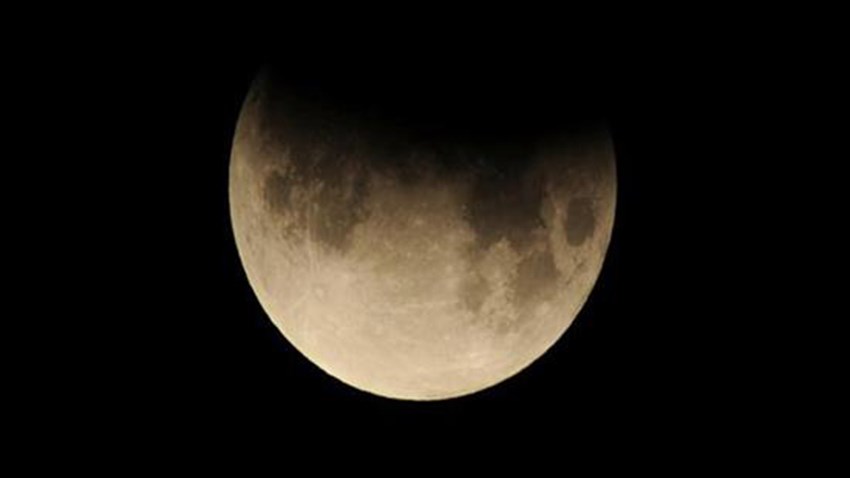 LIVE: Η μερική έκλειψη Σελήνης