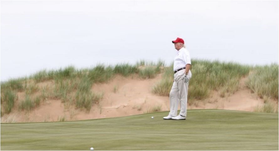 Ο Τραμπ από το γήπεδο του γκολφ δηλώνει ότι εργάζεται σκληρά