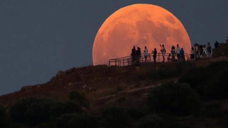 Καρέ-καρέ η μοναδική αυγουστιάτικη πανσέληνος με έκλειψη – ΒΙΝΤΕΟ – ΦΩΤΟ