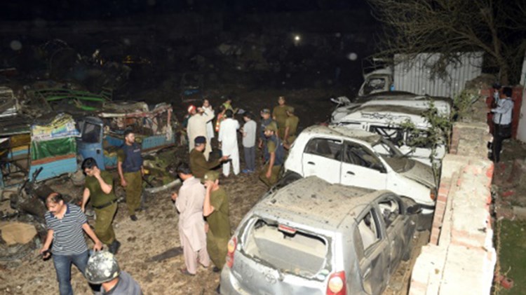 Τουλάχιστον 34 τραυματίες από την έκρηξη παγιδευμένου φορτηγού στο Πακιστάν