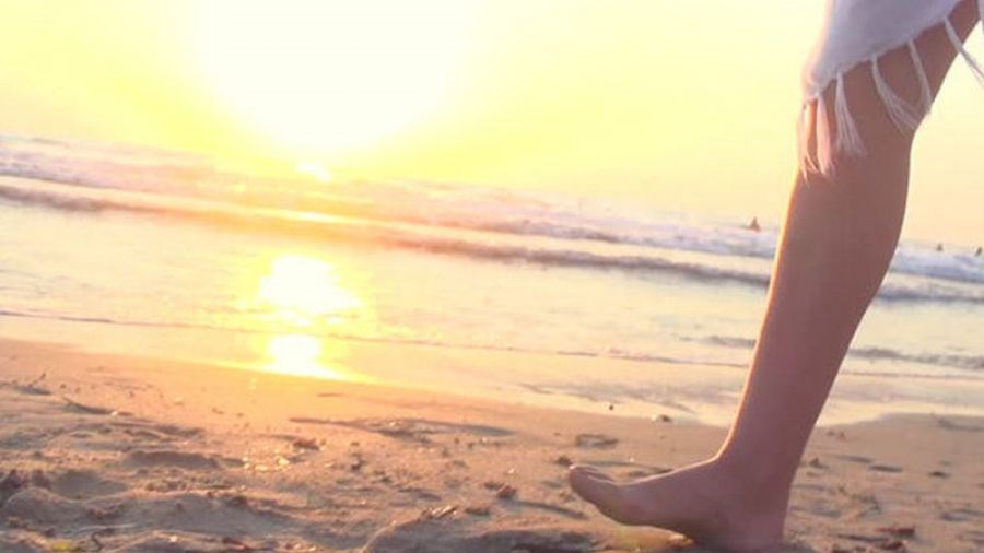 Γιατί κάνει καλό να περπατάμε ξυπόλητοι στην άμμο