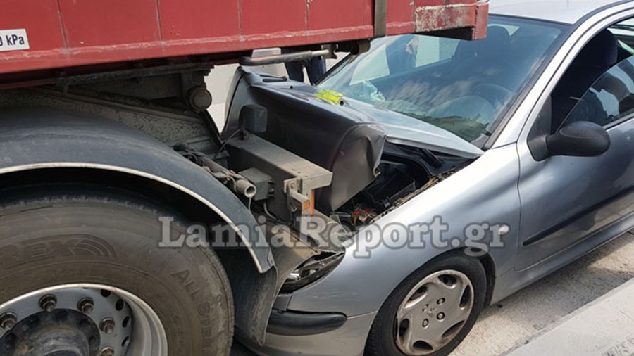 Αυτοκίνητο “καρφώθηκε” πίσω από νταλίκα σε διόδια – ΦΩΤΟ