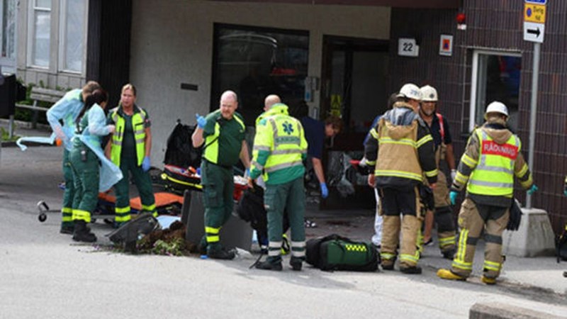 Αυτοκίνητο έπεσε πάνω σε πεζούς στη Στοκχόλμη – ΤΩΡΑ