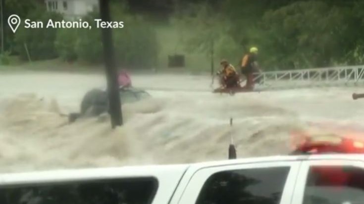 Συγκλονιστική διάσωση οδηγού μέσα από ορμητικά νερά – ΒΙΝΤΕΟ