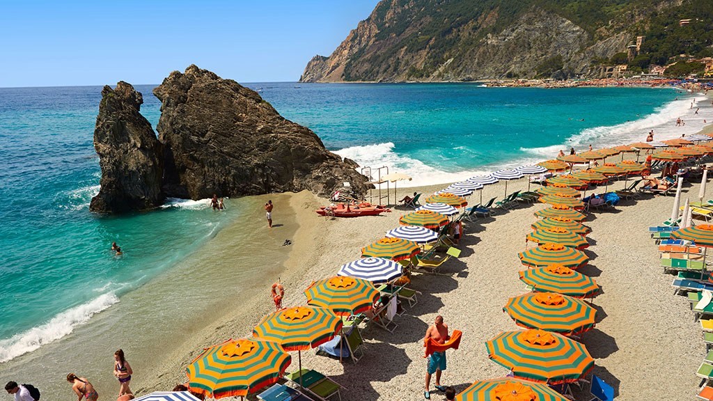 Ναυαγοσώστης επέπληξε ζευγάρι ομοφυλόφιλων που αγκαλιάστηκαν σε παραλία της Ιταλίας