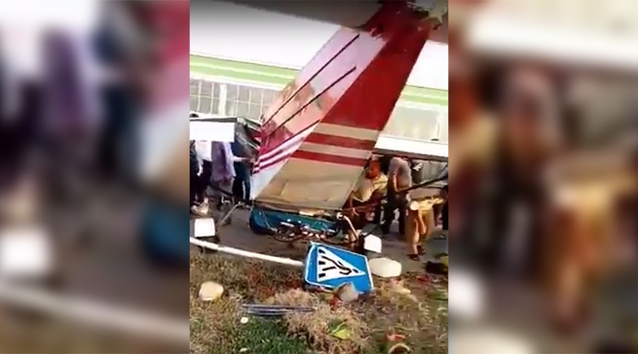 Απίθανο τροχαίο στην Τσετσενία – Αεροπλάνο συγκρούστηκε με αυτοκίνητο – ΒΙΝΤΕΟ