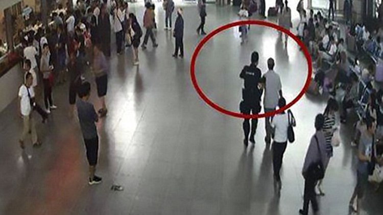 Είχε… τα χέρια του αδελφού του στις αποσκευές του – ΦΩΤΟ