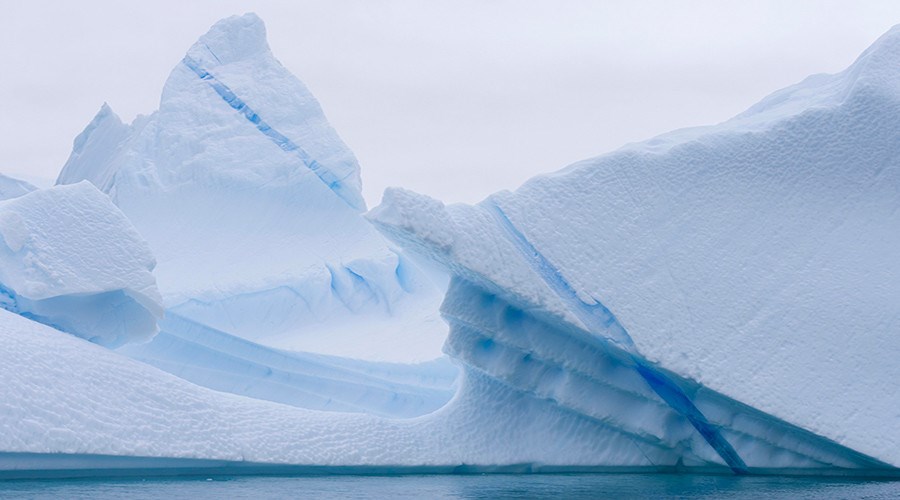 Εντυπωσιακές εικόνες από τη “γέννηση” ενός παγόβουνου – Η ανησυχία των επιστημόνων – ΦΩΤΟ