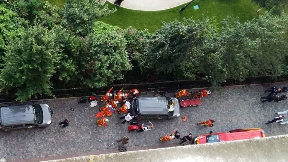 ΦΩΤΟ από το σημείο όπου αυτοκίνητο έπεσε σε στρατιώτες στο Παρίσι