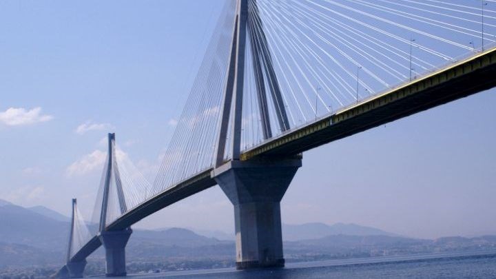 18χρονος απείλησε να αυτοκτονήσει πέφτοντας από τη γέφυρα Ρίου-Αντιρρίου