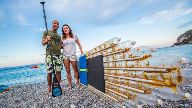 Ο διάπλους της Σκιάθου με σανίδα από πλαστικά μπουκάλια – ΦΩΤΟ