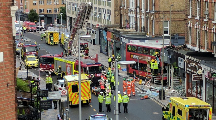 Διώροφο λεωφορείο έπεσε σε κατάστημα στο Λονδίνο – Έχουν εγκλωβιστεί δύο επιβάτες – ΦΩΤΟ – ΒΙΝΤΕΟ