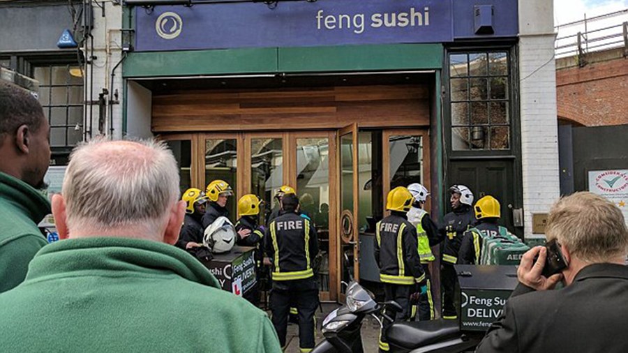 Τρεις τραυματίες από φάκελο που περιείχε άγνωστη ουσία στο Λονδίνο – ΤΩΡΑ