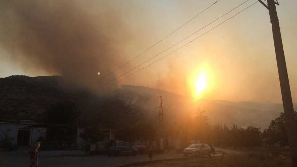 Πύρινος εφιάλτης σε χωριά της ελληνικής μειονότητας στην Αλβανία – Τι λέει ο δήμαρχος Δρόπολης στο enikos.gr