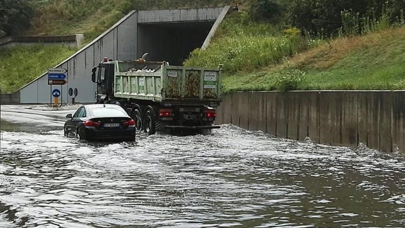 Ανεμοστρόβιλος, χαλαζόπτωση και νεροποντές στην Ιταλία – Τρεις τραυματίες