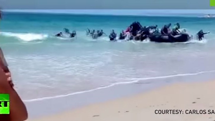 Βάρκα με δεκάδες μετανάστες βγήκε σε παραλία γεμάτη κόσμο – ΒΙΝΤΕΟ