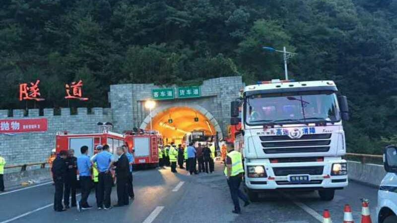Πολύνεκρο τροχαίο στην Κίνα: Λεωφορείο προσέκρουσε σε τοίχο σήραγγας – ΦΩΤΟ