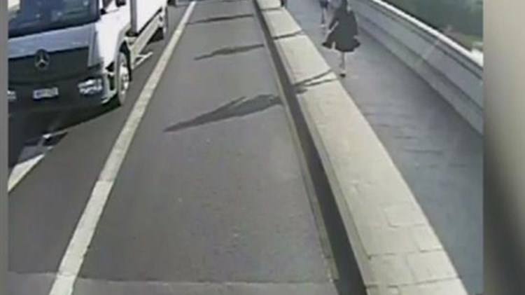 Συνελήφθη ο δρομέας που έριξε γυναίκα στις ρόδες λεωφορείου στο Λονδίνο – ΒΙΝΤΕΟ