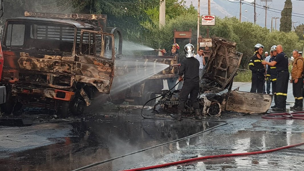 Σφοδρή σύγκρουση αυτοκινήτου με φορτηγό – Απανθρακώθηκε 26χρονος οδηγός – ΦΩΤΟ – ΒΙΝΤΕΟ