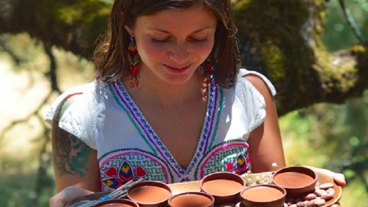 Εγκατέλειψε την καριέρα της στη Google για να μοιράζει απλόχερα… κακάο στον κόσμο