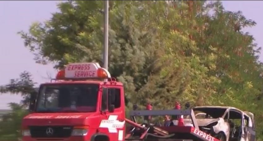 Εικόνες από το αυτοκίνητο που πήρε φωτιά στα διόδια Σπαθοβουνίου – ΒΙΝΤΕΟ