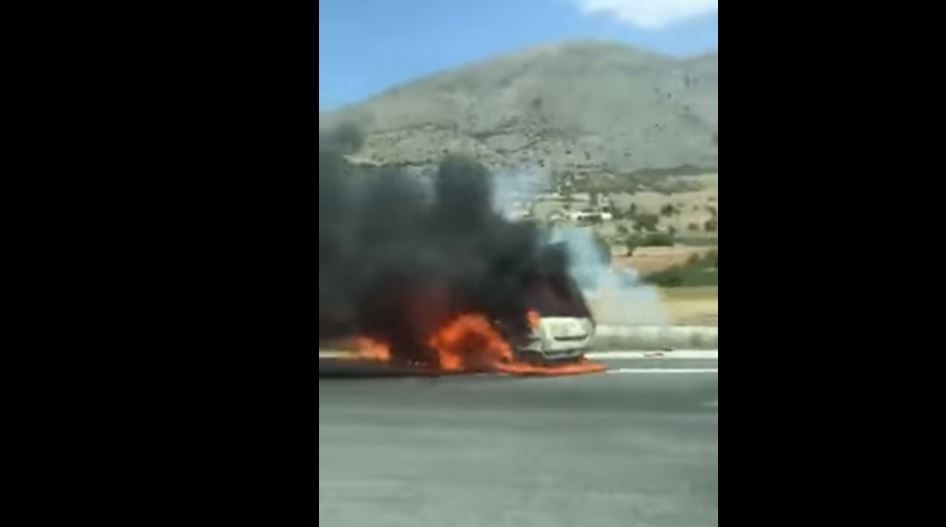 Στις φλόγες τυλίχθηκε αυτοκίνητο στα διόδια Πολυμύλου – ΒΙΝΤΕΟ