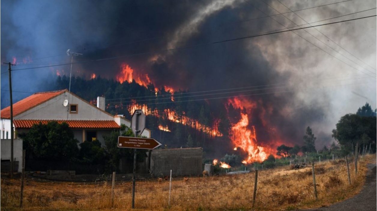 Μαίνονται οι πυρκαγιές στην Πορτογαλία και την Κορσική – ΦΩΤΟ