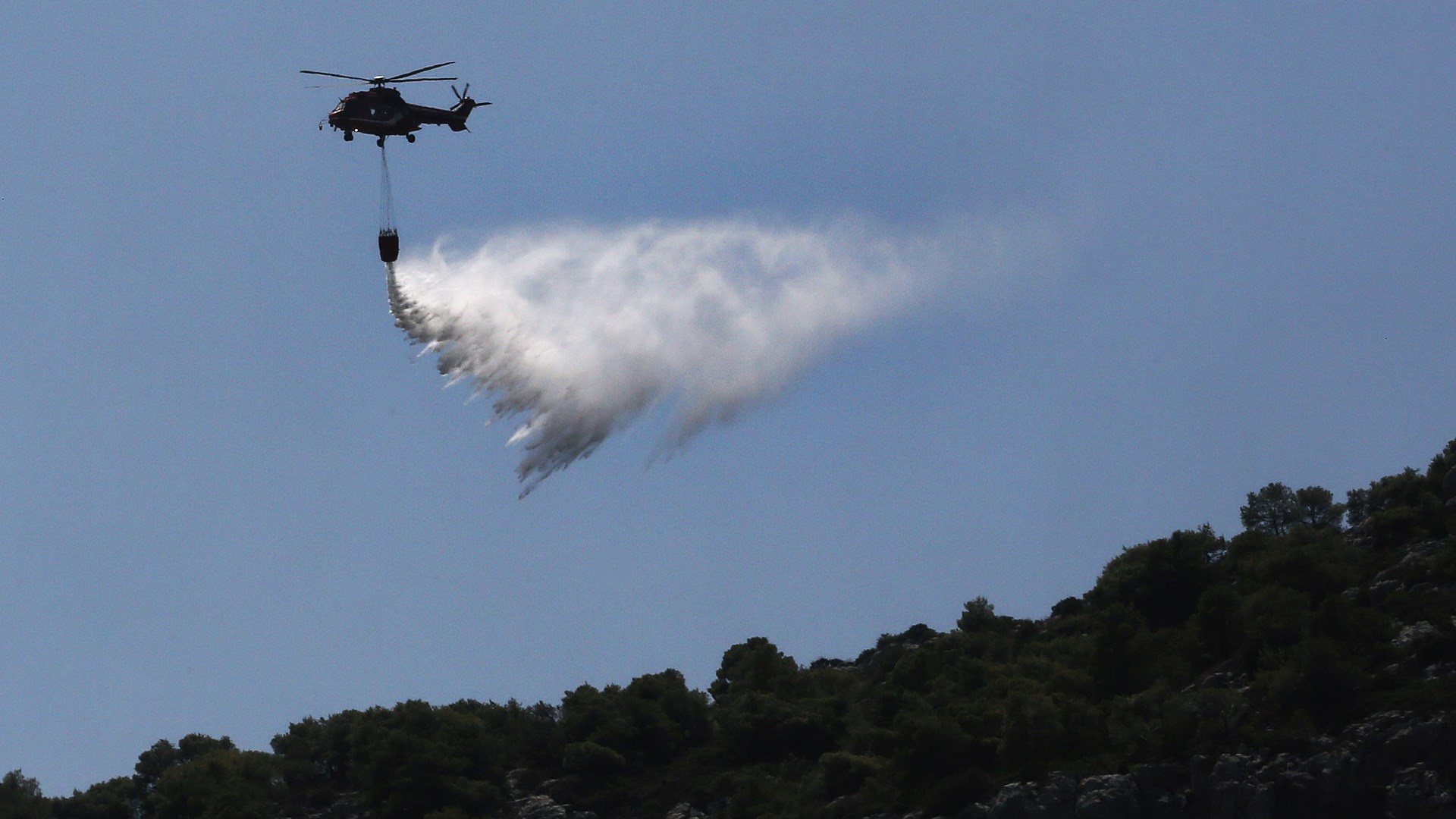 Συγκλονιστικές εικόνες από τη φωτιά στο Κορωπί – ΦΩΤΟ