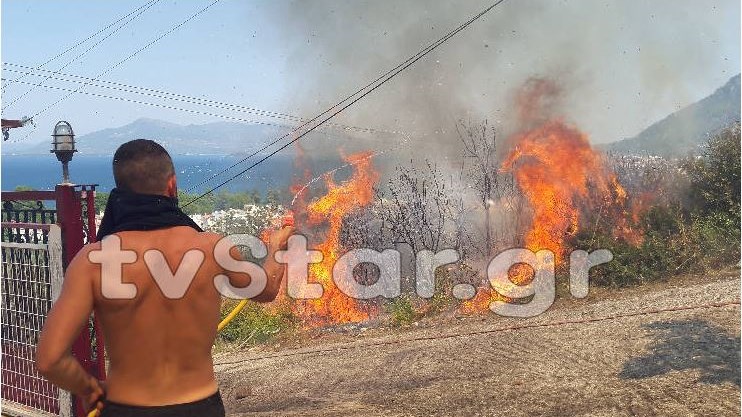 Μία ανάσα από τα σπίτια η φωτιά στα Καμένα Βούρλα – ΦΩΤΟ