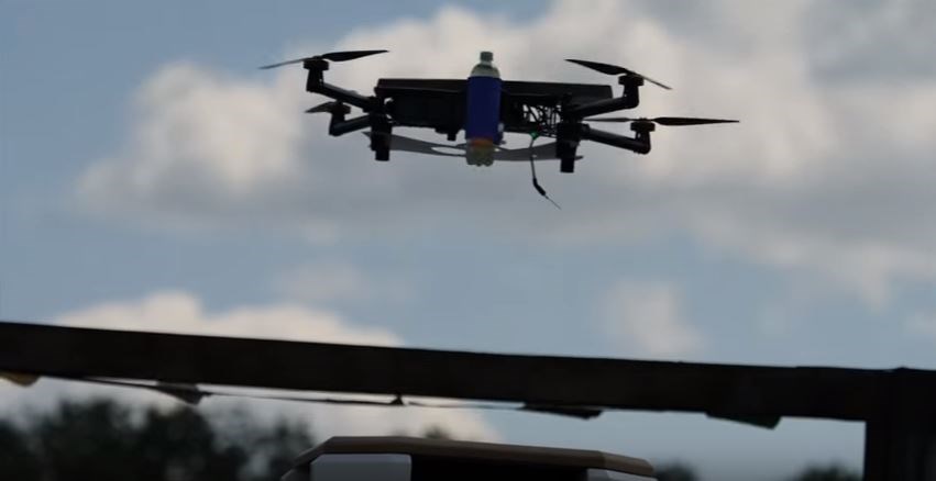 Drone… σερβίρει αναψυκτικά στην παραλία – ΒΙΝΤΕΟ
