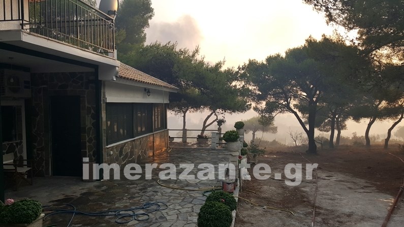Δύσκολη νύχτα στη Ζάκυνθο: Οι φλόγες απειλούν άμεσα τα σπίτια στο χωριό Αγαλά