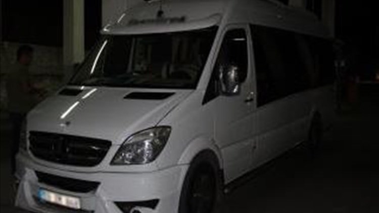 Επιχείρησαν να μεταφέρουν μετανάστες σε κρύπτη κάτω από τα καθίσματα λεωφορείου – ΦΩΤΟ